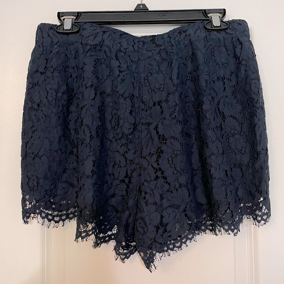 Zara Lace Shorts - Picture 1 of 3